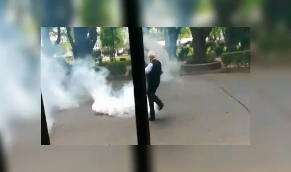 La insólita reacción del hombre luego de que una bomba cayera delante de él se ha hecho viral en YouTube y Twitter