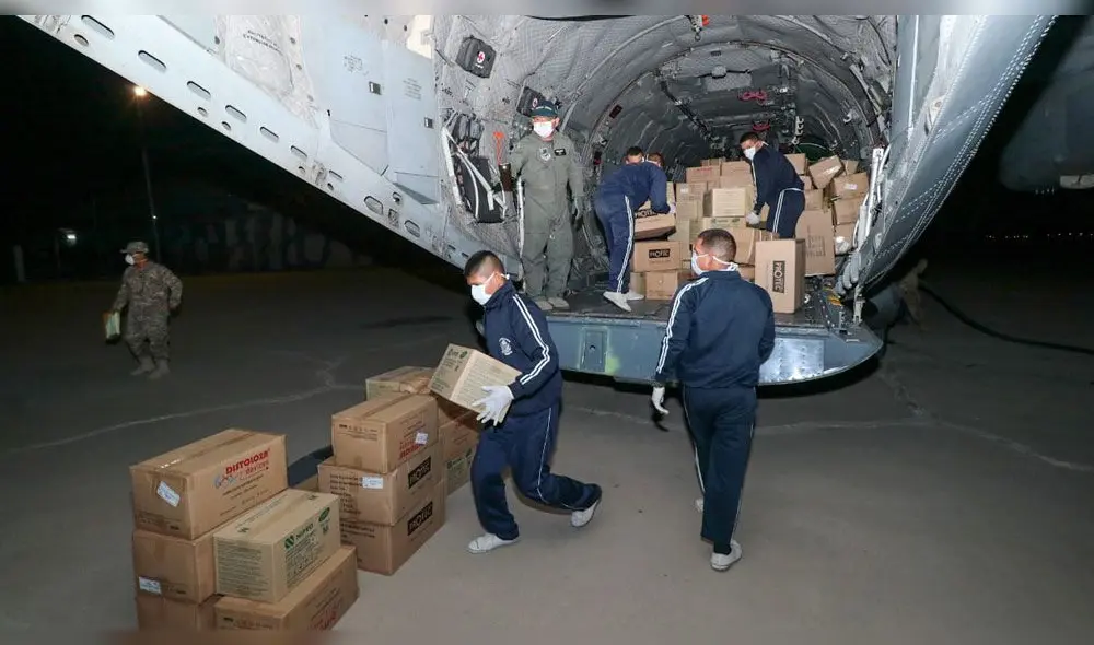 Miembros de la Fuerza Aérea descargan las cajas enviadas en el vuelo. Miembros de la Fuerza Aérea descargan las cajas enviadas en el vuelo.