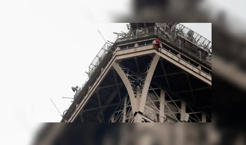 Evacúan la Torre Eiffel luego de que un hombre intentara escalarla [VIDEO]