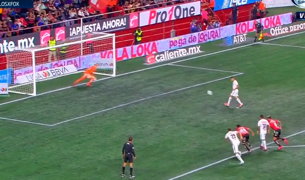 Yoshimar Yotún marcó el primer gol del Cruz Azul vs. Tijuana con una gran definición desde el punto penal. | Foto: Fox Sports. Yoshimar Yotún marcó el primer gol del Cruz Azul vs. Tijuana con una gran definición desde el punto penal. | Foto: Fox Sports.