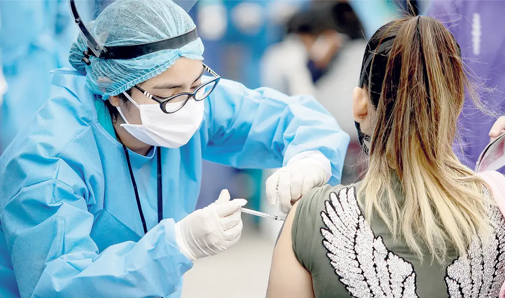 Protección. El país continúa negociando con las farmacéuticas para la compra de vacunas. El objetivo es inmunizar a todos los adultos antes de abril. Foto: Antonio Melgarejo/La República Protección. El país continúa negociando con las farmacéuticas para la compra de vacunas. El objetivo es inmunizar a todos los adultos antes de abril. Foto: Antonio Melgarejo/La República