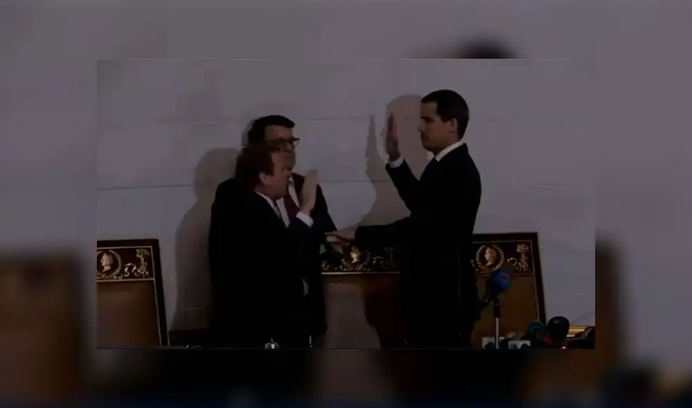 Juan Guaidó juramenta en el Parlamento. Captura de vide: El Tiempo.