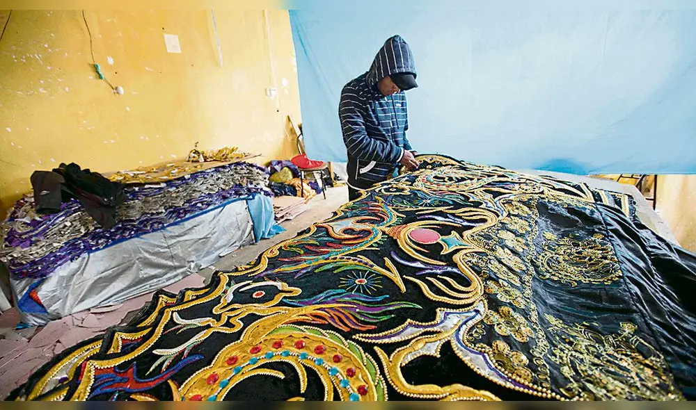 ARTE multicolor. Artistas del bordado ponen lo mejor de sí por presentar los mejores trajes para los danzarines de la fiesta en honor a la Virgen. ARTE multicolor. Artistas del bordado ponen lo mejor de sí por presentar los mejores trajes para los danzarines de la fiesta en honor a la Virgen.
