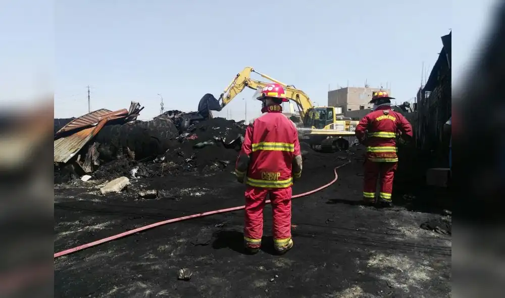 SMP: recogen más de 600 toneladas de caucho quemado en incendio