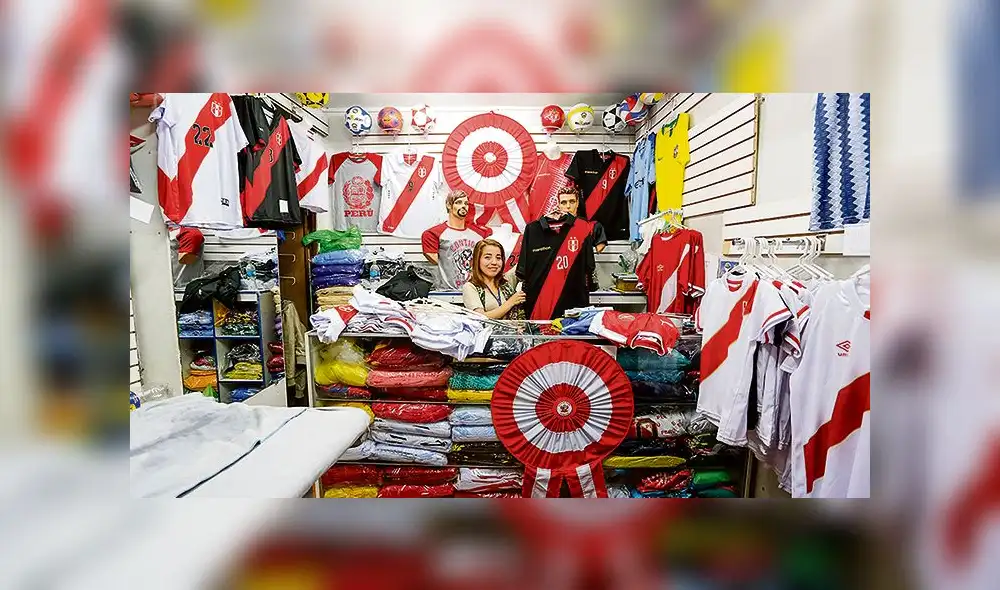 Oferta. Varias tiendas comerciales en el cercado de la ciudad tuvieron que comprar camisetas desde Lima y otras mandar a confeccionarlas para venderlas hoy, un día antes de final contra Brasil.
