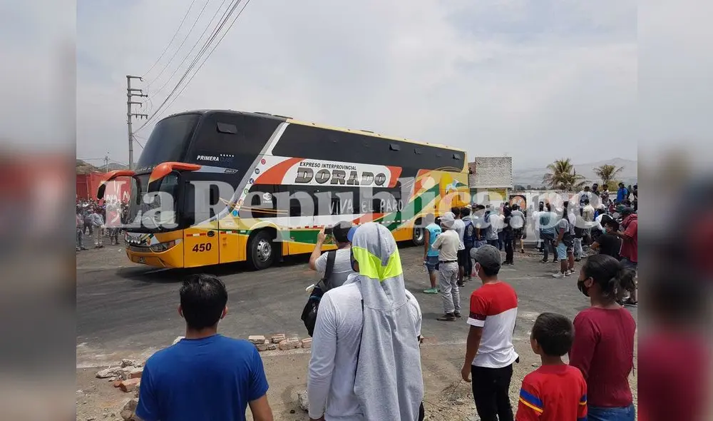 Vehículos están parados desde hace 20 horas. Foto: Jaime Mendoza/La República Vehículos están parados desde hace 20 horas. Foto: Jaime Mendoza/La República