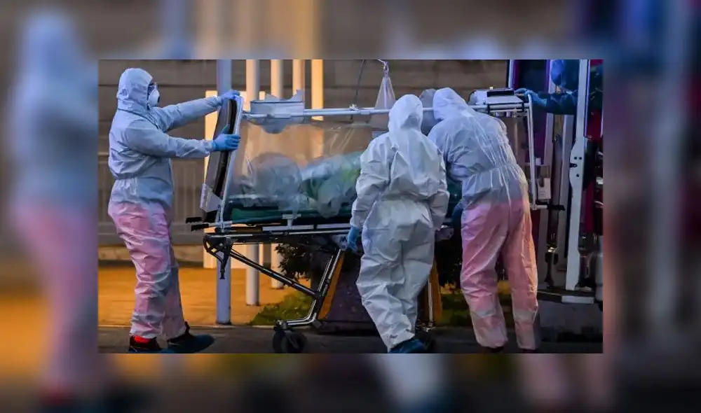 Médicos auxiliando a un paciente con COVID-19. Foto: AFP.