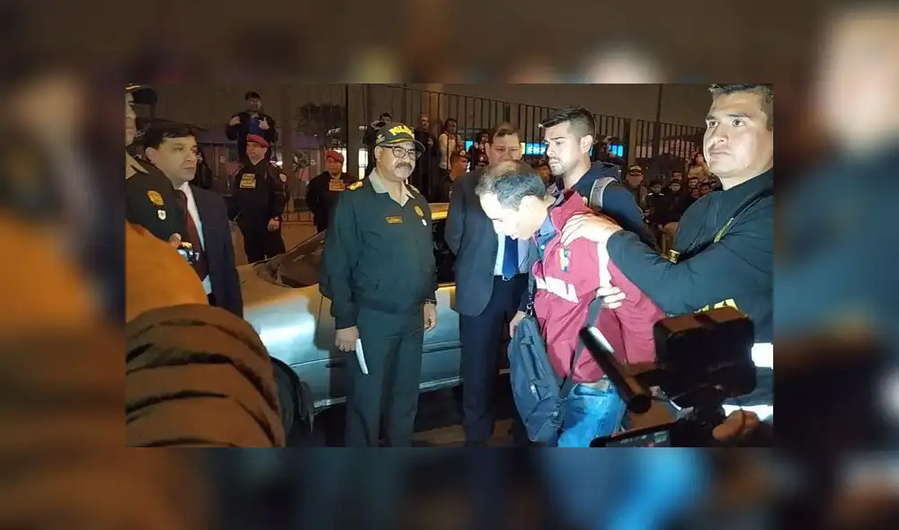 Delincuentes circulaban cerca al centro financiero de Fiori con actitud sospechosa y al negarse a identificarse, la PNP procedió a intervenirlos (Foto: Christian Moreno / Grupo La República) Delincuentes circulaban cerca al centro financiero de Fiori con actitud sospechosa y al negarse a identificarse, la PNP procedió a intervenirlos (Foto: Christian Moreno / Grupo La República)