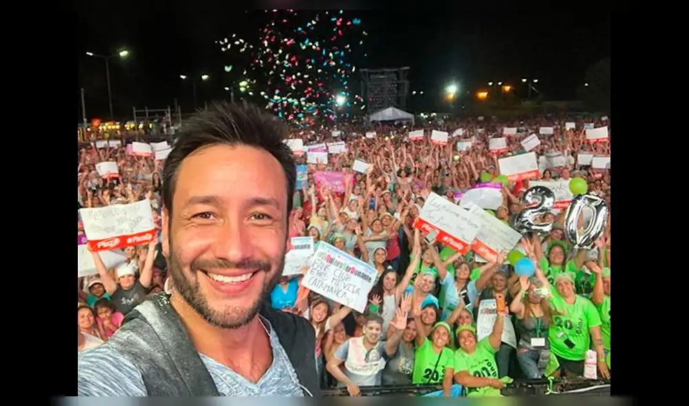 Luciano Pereyra emocionó a fans al cantar con artista callejero