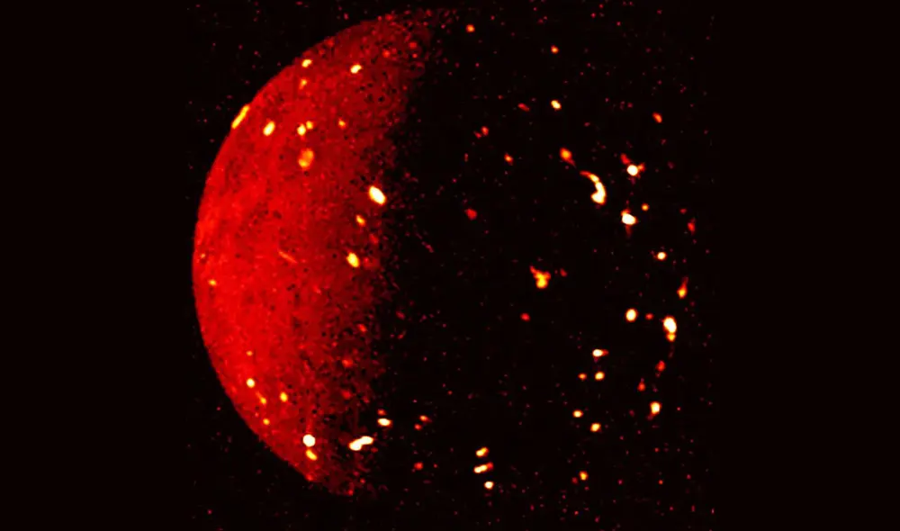 Vista infrarroja de Io captada por la sonda Juno. Las zonas brillantes son puntos volcánicos activos. Foto: NASA Vista infrarroja de Io captada por la sonda Juno. Las zonas brillantes son puntos volcánicos activos. Foto: NASA