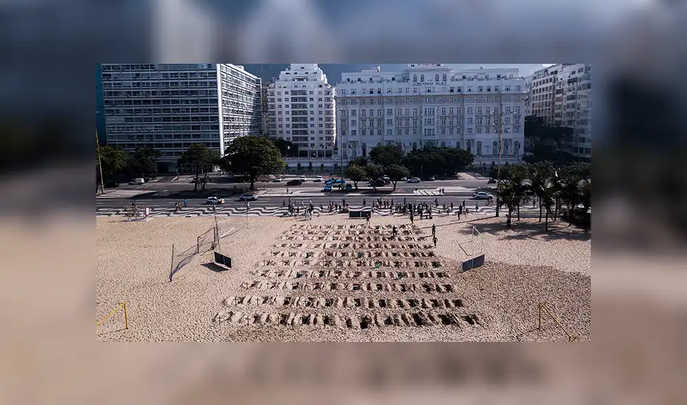 Las tumbas fueron cavadas frente al hotel Copacabana Palace. | Foto: Carl de Souza / AFP