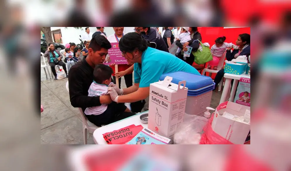 Niño es vacunado en Arequipa sin autorización de sus padres. Créditos: Virgilio Grajeda / La República.