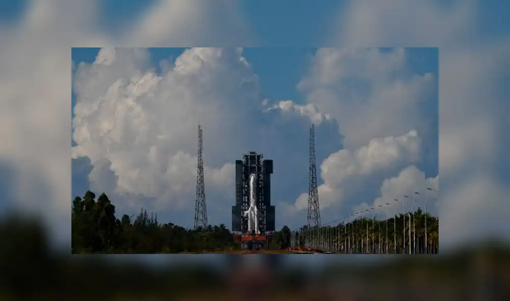 El cohete Long March-5, lleva un orbitador, un módulo de aterrizaje y un rover como parte de la misión Tianwen-1 a Marte, antes de su lanzamiento planeado desde el Espacio Wenchang. Foto: AFP.
