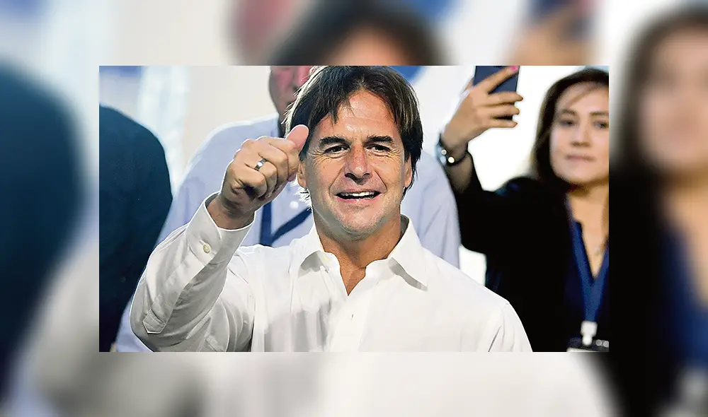 Adelante. Candidato del Partido Nacional, Luis Lacalle Pou, será el nuevo presidente de Uruguay, según los sondeos a boca de urna. Crédito: AFP Adelante. Candidato del Partido Nacional, Luis Lacalle Pou, será el nuevo presidente de Uruguay, según los sondeos a boca de urna. Crédito: AFP