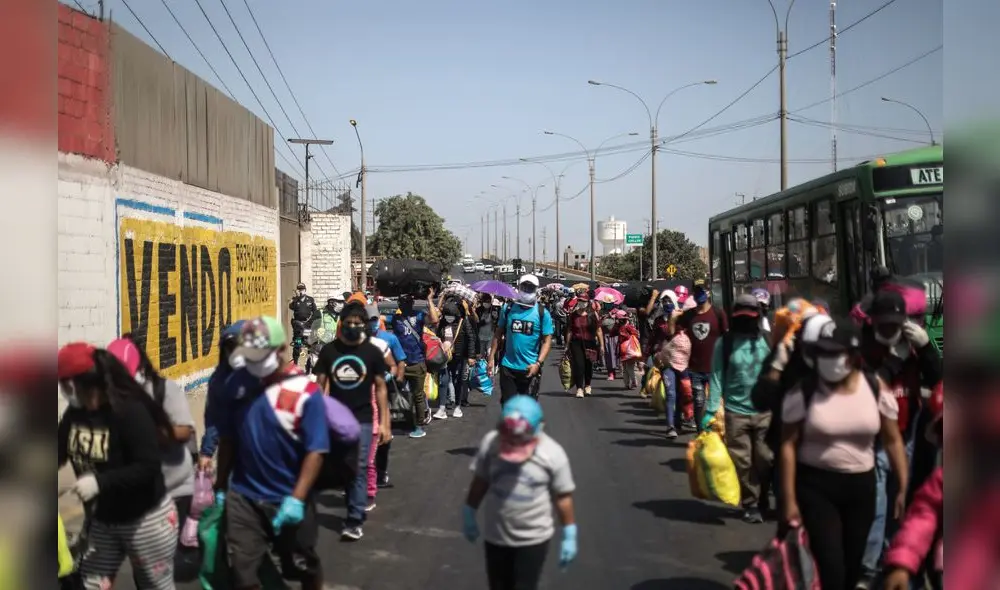 Miles dejan Lima y vuelven caminando a sus ciudades de origen en el interior del país.