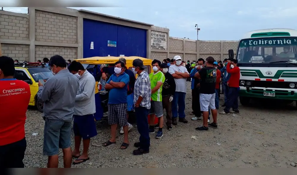 Se pueden apreciar colas sin respetar el distanciamiento social.