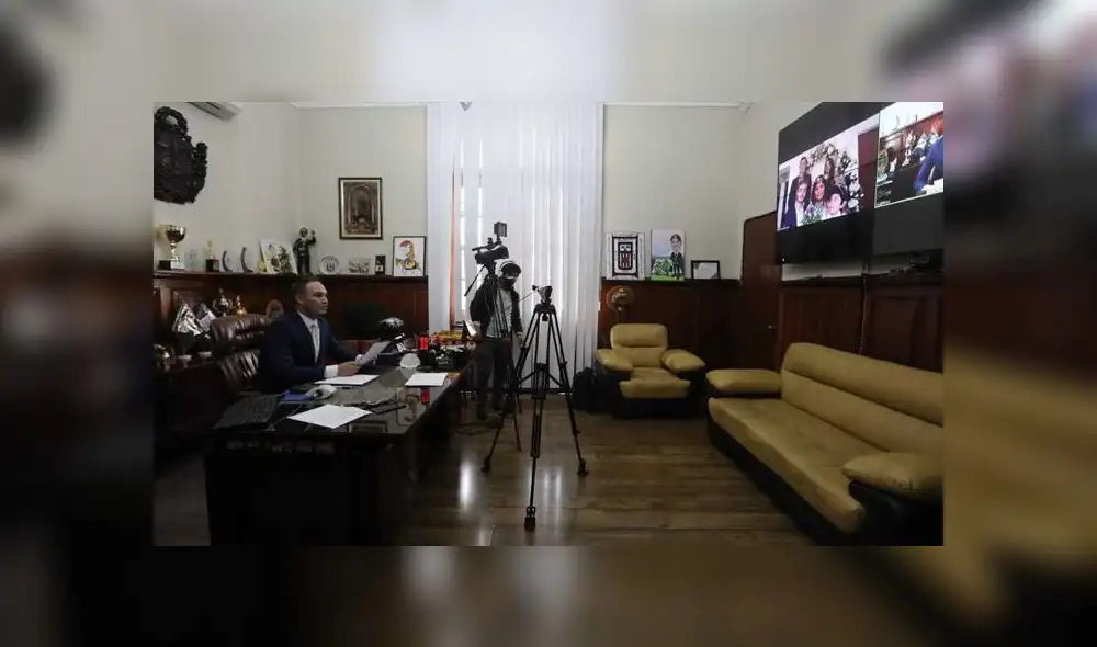 George Forsyth vistió de gala para realizar el primer matrimonio civil virtual. Créditos: Jorge Cerdan /La República. George Forsyth vistió de gala para realizar el primer matrimonio civil virtual. Créditos: Jorge Cerdan /La República.