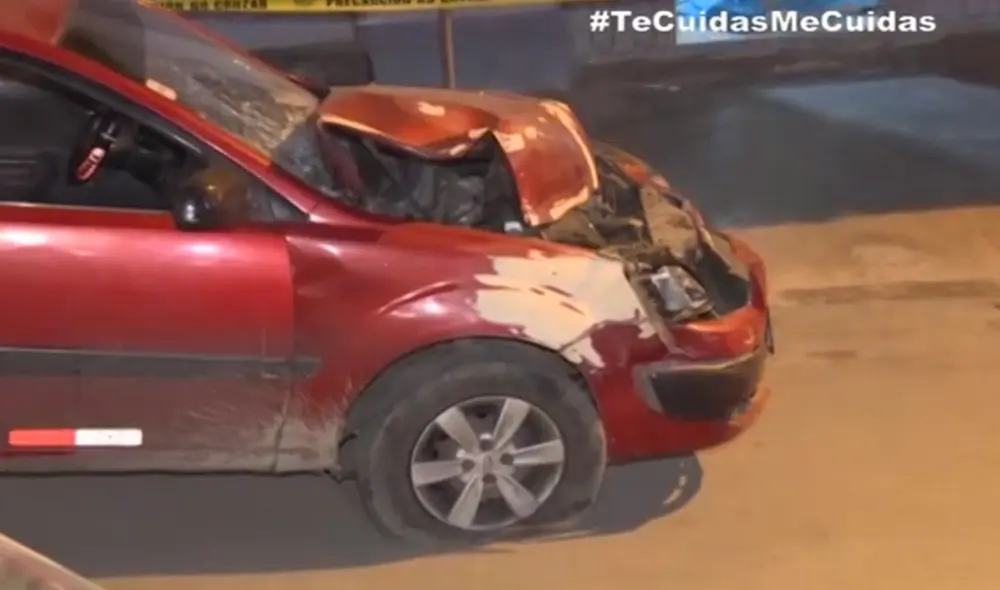 Tras embestir a familia, auto se empotró contra tráiler y quedó con la parte delantera destrozada. Foto: Captura de 24 Horas Tras embestir a familia, auto se empotró contra tráiler y quedó con la parte delantera destrozada. Foto: Captura de 24 Horas