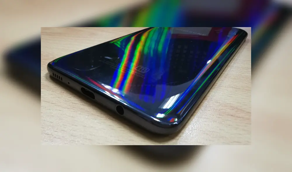 En la parte inferior se encuentra el puerto USB tipo C, el puerto jack para audífonos y  un altavoz. Foto: Juan José López.