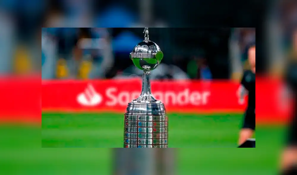 ¡Ya en Lima! La copa de la Libertadores llega a suelo peruano [FOTO]