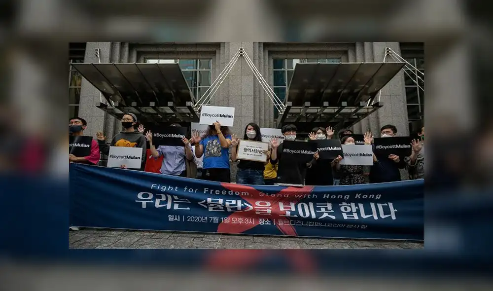 En Corea del Sur, a mediados de año, decenas de personas apoyaron el boicot del movimiento prodemocracia de Hong Kong contra Mulan. Foto: AFP En Corea del Sur, a mediados de año, decenas de personas apoyaron el boicot del movimiento prodemocracia de Hong Kong contra Mulan. Foto: AFP