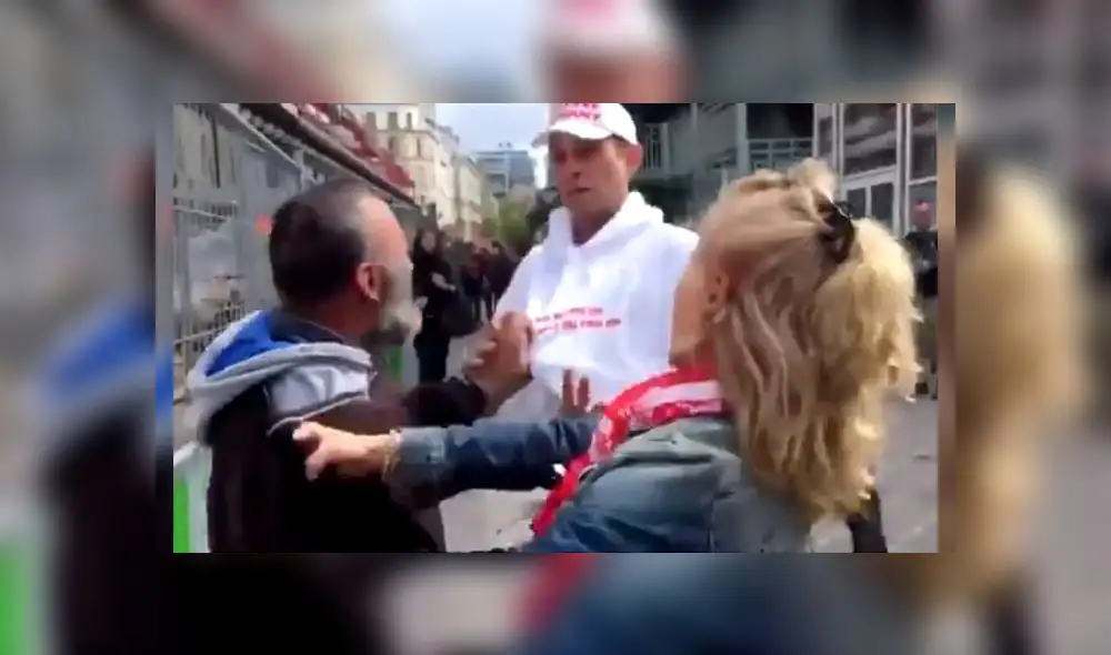 Uno de los infames jóvenes le entregó el cachorro a otro aparente miembro y el hombre indigente quedó llorando. Foto: Captura.