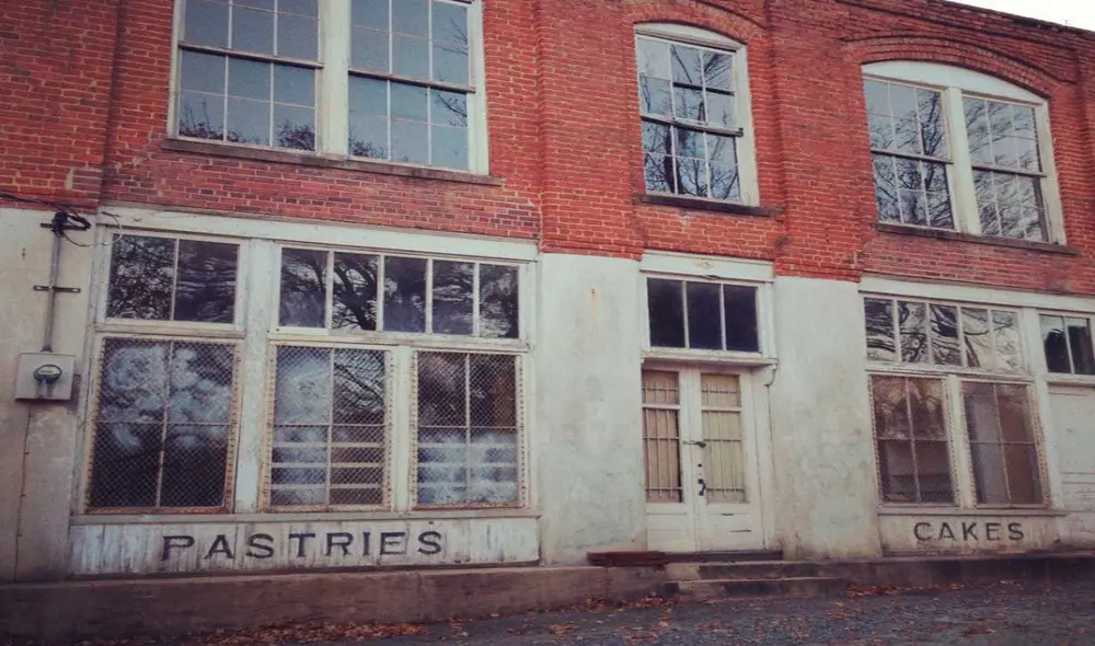 Desliza las imágenes para ver cómo luce la ciudad donde se filmó Los juegos del hambre. captura de Google Maps