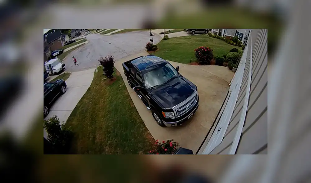 Cartero olvidadizo no pone freno de mano a su auto y termina ocurriendo lo peor [VIDEO]