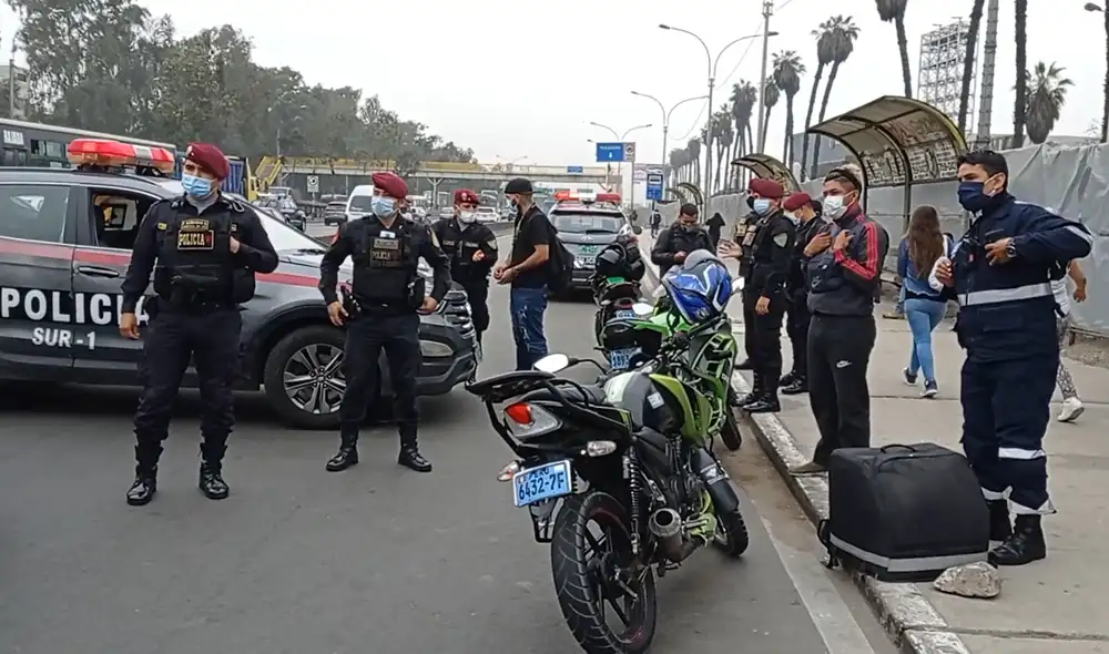 Policía retuvo a tres motociclistas en una de las puertas del Jockey Plaza, pero ninguna era asaltante. Foto: Municipalidad de Surco