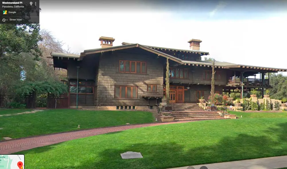 Desliza las imágenes para ver cómo luce la mansión en la que se filmó varias escenas de Volver al futuro. Foto: Captura de Google Maps Desliza las imágenes para ver cómo luce la mansión en la que se filmó varias escenas de Volver al futuro. Foto: Captura de Google Maps