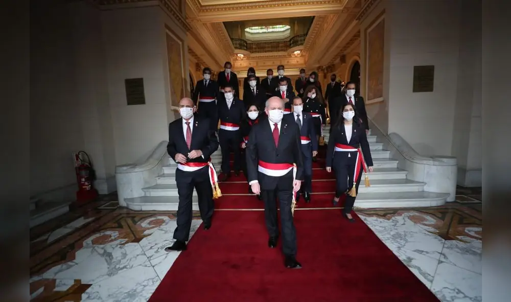Gabinete de Pedro Cateriano dirigiéndose para escuchar el mensaje a la nación del presidente Martín Vizcarra. Foto: Presidencia.