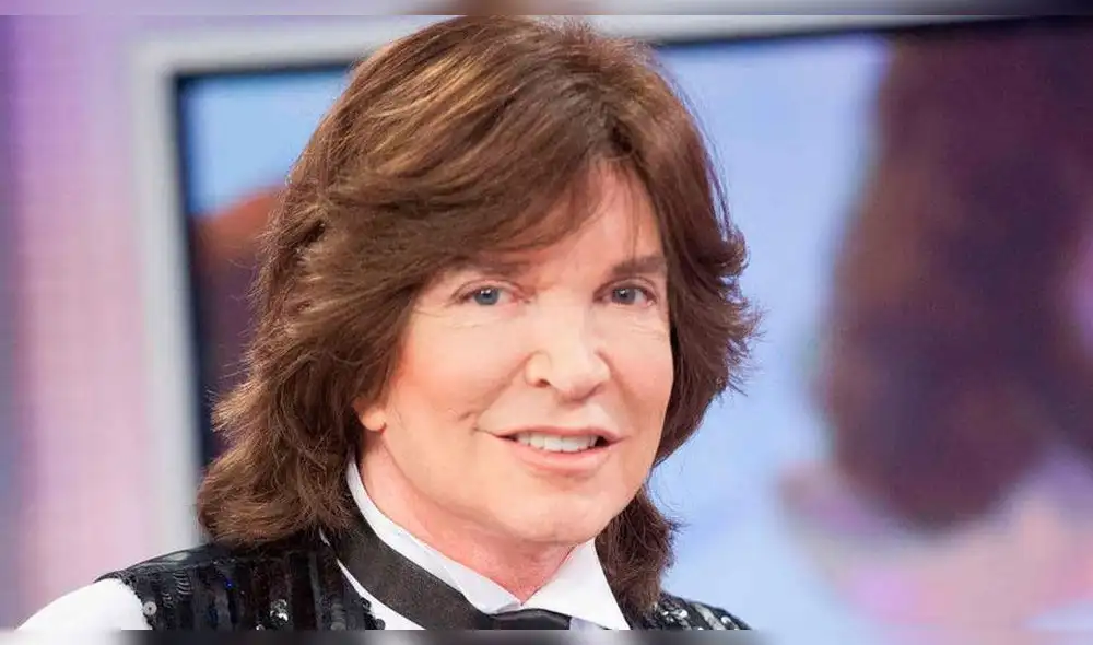 Conductora de Latina recordó al fallecido artista español cantando a capella uno de sus temas Conductora de Latina recordó al fallecido artista español cantando a capella uno de sus temas