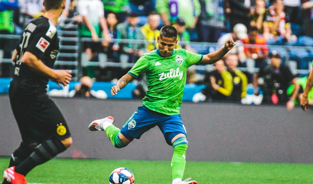 Raúl Ruidíaz convirtió soberbio gol frente al Borussia Dortmund, pero el árbitro se lo negó. Raúl Ruidíaz convirtió soberbio gol frente al Borussia Dortmund, pero el árbitro se lo negó.