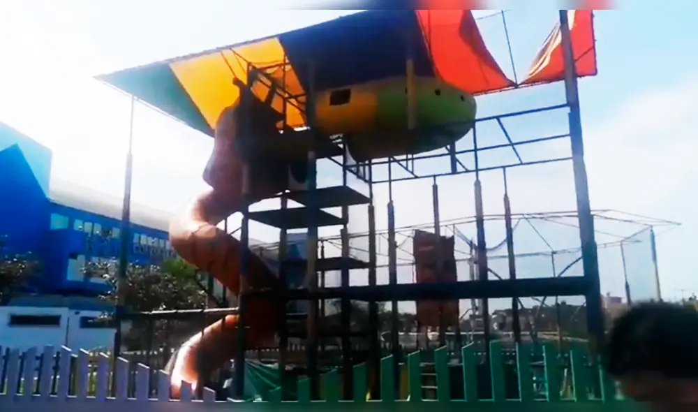 Menor resbaló desde lo alto de la estructura. Menor resbaló desde lo alto de la estructura.