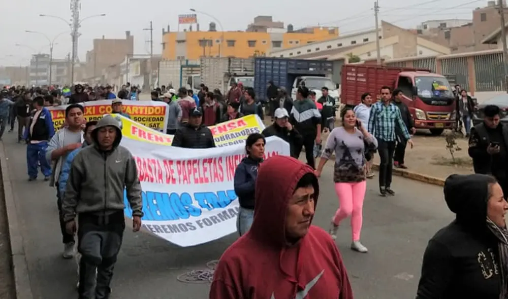 Ciudadanos impiden que pasajeros utilicen transporte público. Foto: Joel Robles.