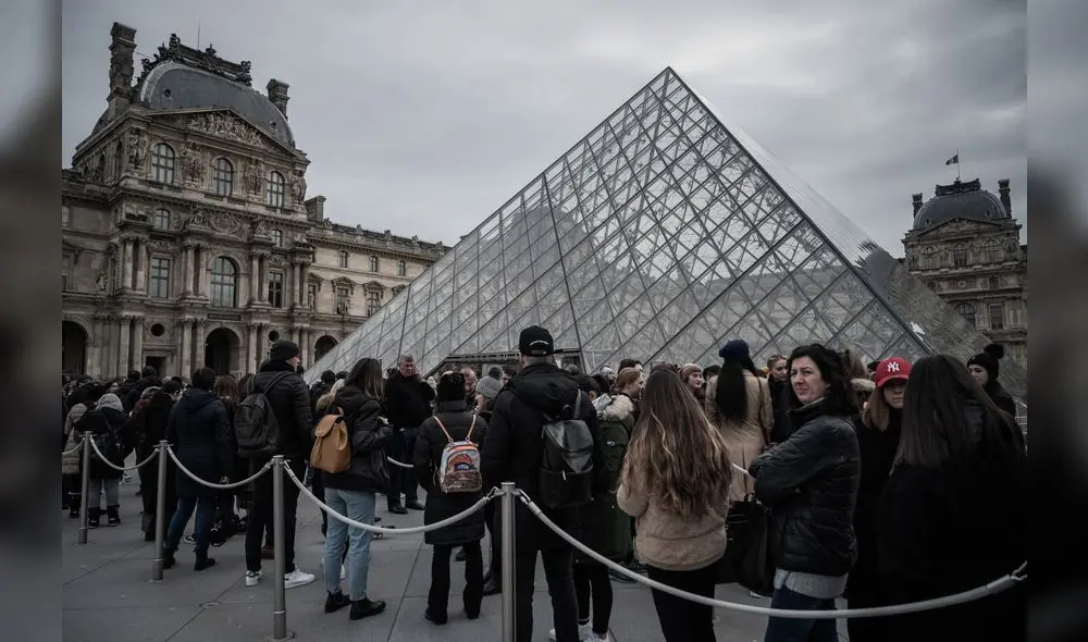 Reabre el Louvre con medidas de protección del personal ante el COVID-19. Foto: AFP.