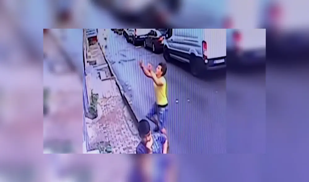 Joven atrapa en el aire a niña de dos años que cayó del segundo piso