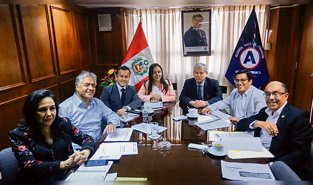 Villanueva se reúne con cuatro bancadas en busca del voto de confianza Villanueva se reúne con cuatro bancadas en busca del voto de confianza