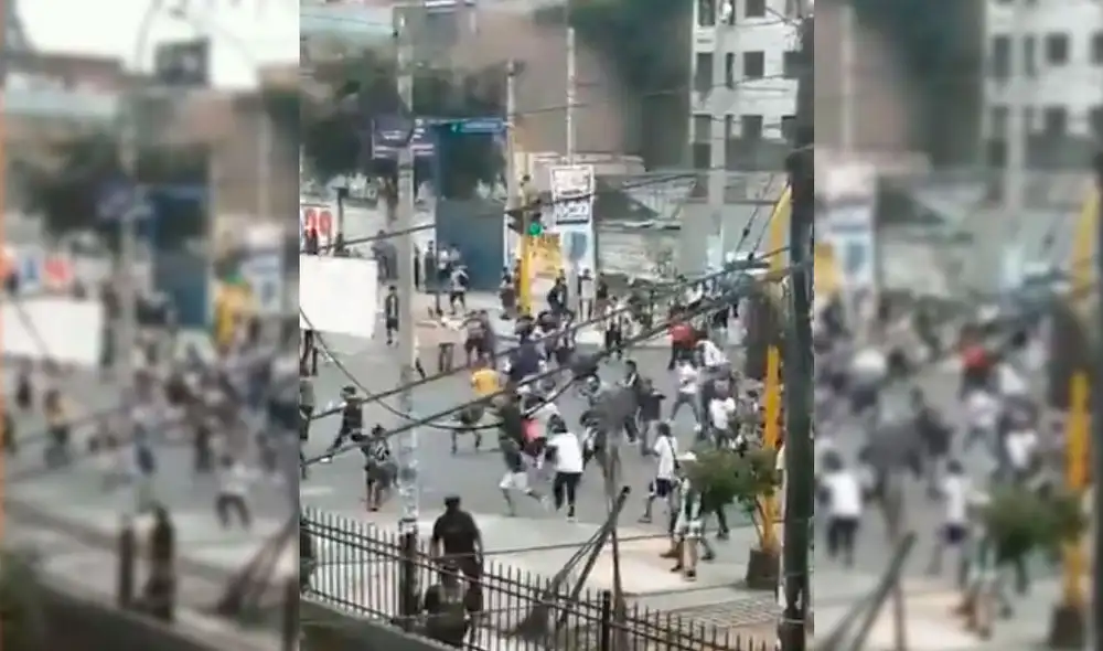 Barristas de Alianza Lima se enfrentan afuera del Alejandro Villanueva. Foto: Captura