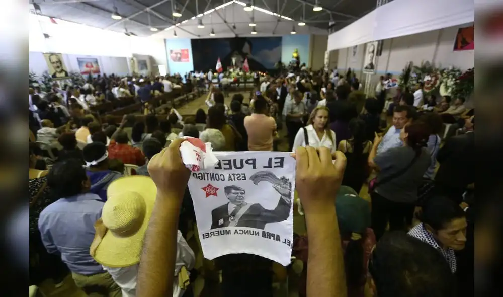 Personalidades políticas, militantes y público en general despiden a Alan García en la Casa del Pueblo. [FOTOS]