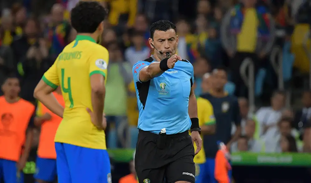 Roberto Tobar explicó por qué cobró penal a favor de Brasil previo al 3-1 en la final de la Copa América 2019. | Foto: AFP