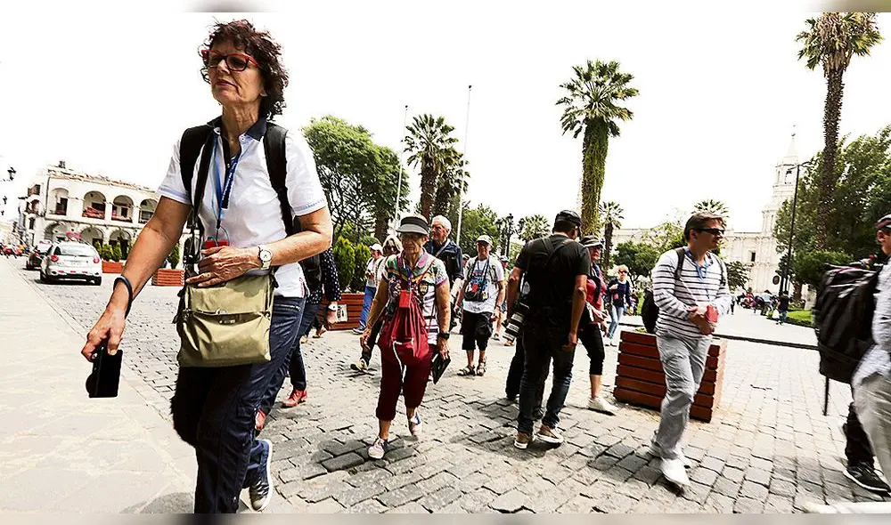 Turismo. En el Centro Histórico de Arequipa se ofrecen recorridos por templos coloniales y museos.