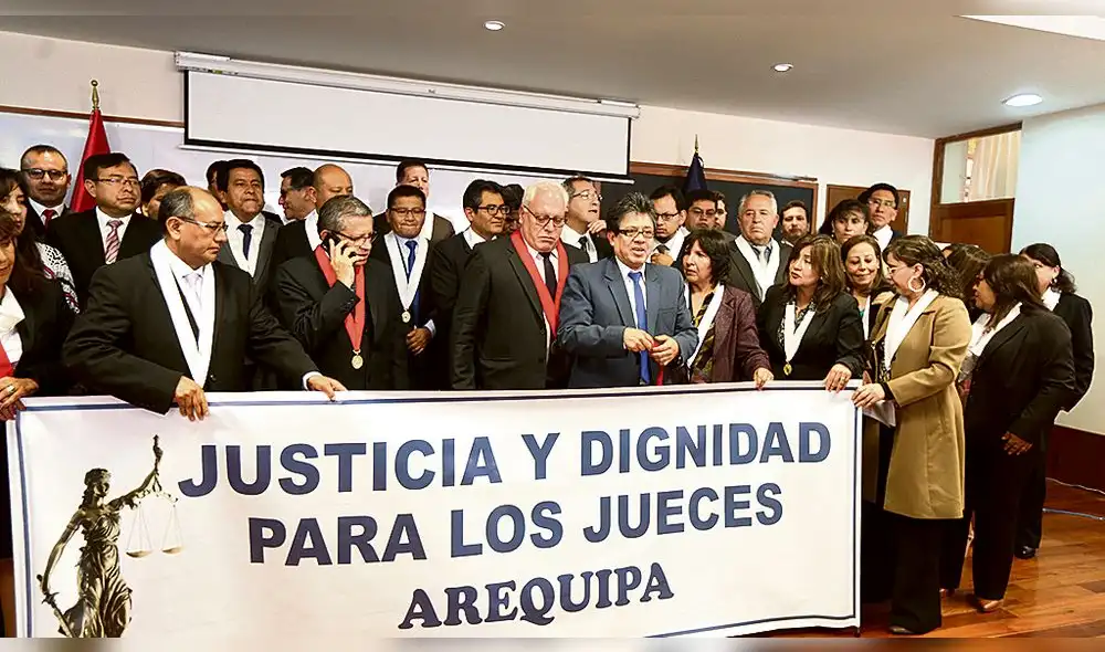 JUECES DE AREQUIPA EN HUELGA BLANCA JUECES DE AREQUIPA EN HUELGA BLANCA