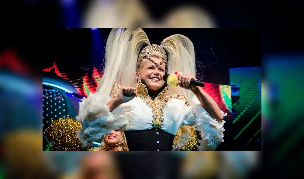 Xuxa posa desnuda y en la cama con su novio [FOTOS]