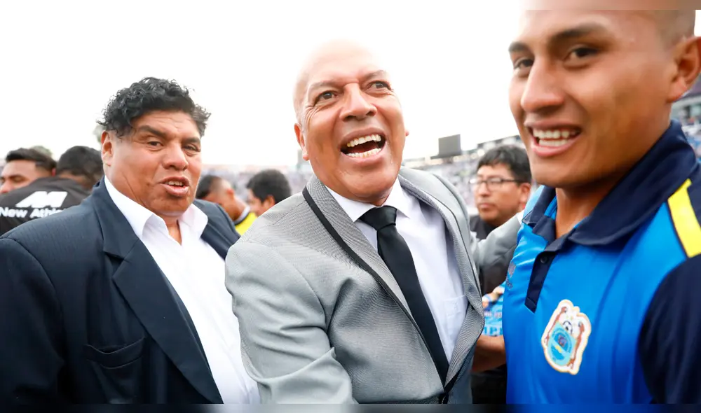 Roberto Mosquera destruye a jugador de Binacional en reto de bailar salsa. Roberto Mosquera destruye a jugador de Binacional en reto de bailar salsa.