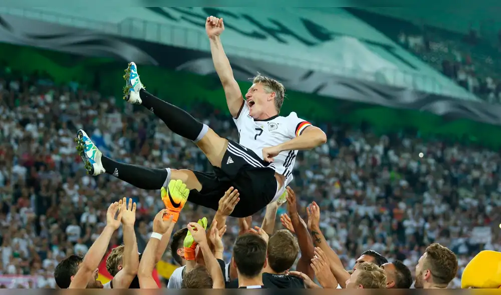 Bastian Schweinsteiger anunció su retiro del fútbol profesional. Bastian Schweinsteiger anunció su retiro del fútbol profesional.