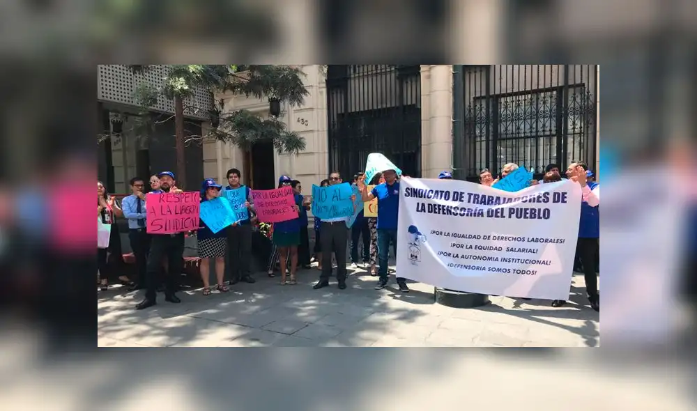 Defensoría del Pueblo: trabajadores protestan para que sueldos sean equitativos [VIDEO]