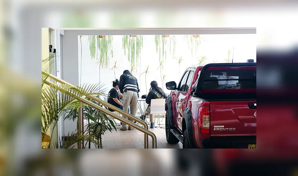 Protagonistas. Acompañan a Castañeda, a la izquierda, con un fólder en la mano, Martín Bustamante, y con las manos cruzadas José Luna Gálvez. Protagonistas. Acompañan a Castañeda, a la izquierda, con un fólder en la mano, Martín Bustamante, y con las manos cruzadas José Luna Gálvez.