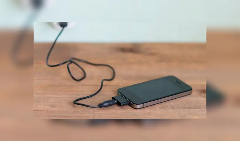 Cable pelado de cargador causó la muerte de joven mientras chateaba en su celular Cable pelado de cargador causó la muerte de joven mientras chateaba en su celular