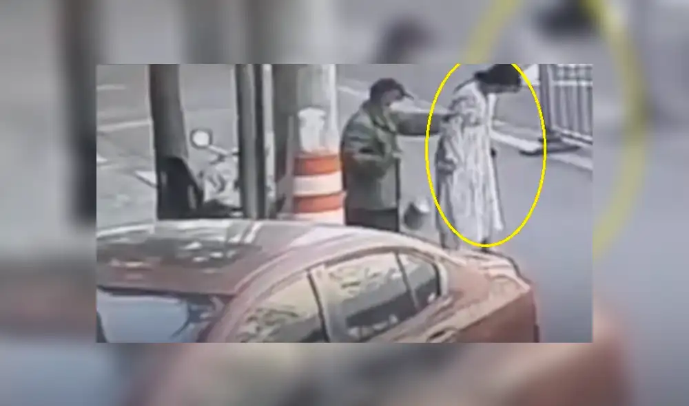 Mujer dio a luz cuando caminaba en plena calle. Foto: Captura Mujer dio a luz cuando caminaba en plena calle. Foto: Captura